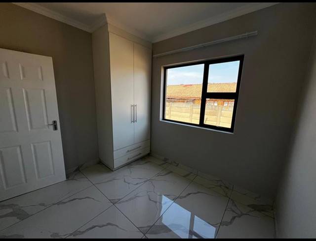 3 BEDROOM HOUSE FOR SALE IN DERSLEY